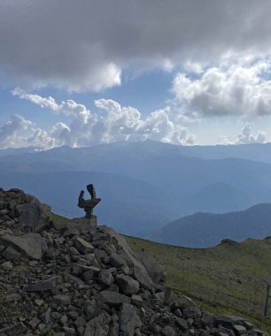 Rosa Khutor Kayak Tatil Köyü, Sochi, Rusya 'dan görüntüler. Roza Pik, 2320 metre yükseklikte yer alan Aibga dağ sırasının zirvesidir..