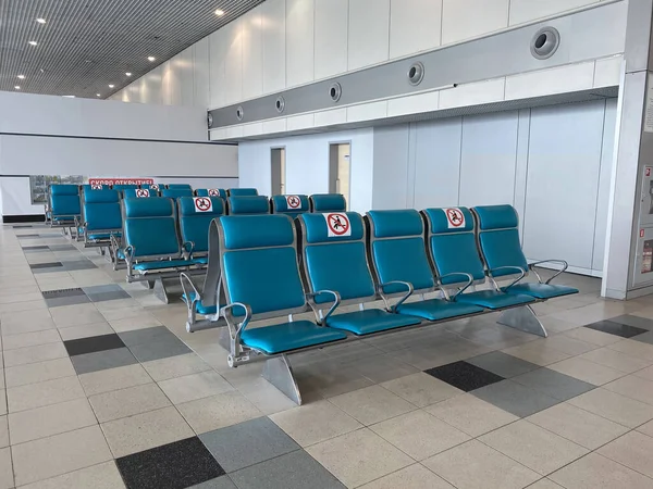 Empty Airport Lounge Covid Row Blue Chairs — Stockfoto