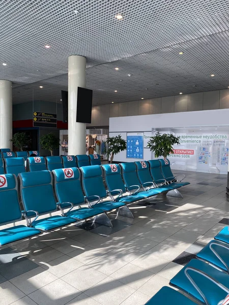 Empty Airport Lounge Covid Row Blue Chairs — Stockfoto