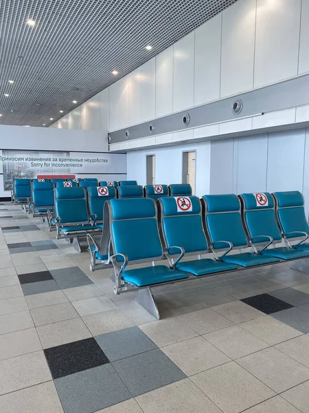 Empty Airport Lounge Covid Row Blue Chairs — Stockfoto