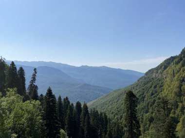 Rosa Khutor Kayak Tatil Köyü, Sochi, Rusya 'dan görüntüler. Roza Pik, 2320 metre yükseklikte yer alan Aibga dağ sırasının zirvesidir..