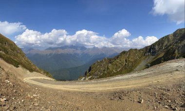 Rosa Khutor Kayak Tatil Köyü, Sochi, Rusya 'dan görüntüler. Roza Pik, 2320 metre yükseklikte yer alan Aibga dağ sırasının zirvesidir..