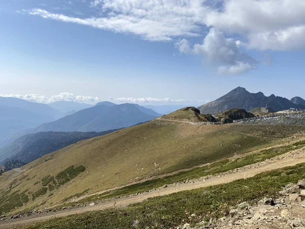 Rosa Khutor Kayak Tatil Köyü, Sochi, Rusya 'dan görüntüler. Roza Pik, 2320 metre yükseklikte yer alan Aibga dağ sırasının zirvesidir..