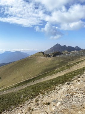 Rosa Khutor Kayak Tatil Köyü, Sochi, Rusya 'dan görüntüler. Roza Pik, 2320 metre yükseklikte yer alan Aibga dağ sırasının zirvesidir..