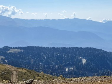 Rosa Khutor Kayak Tatil Köyü, Sochi, Rusya 'dan görüntüler. Roza Pik, 2320 metre yükseklikte yer alan Aibga dağ sırasının zirvesidir..