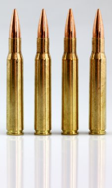 Beyaz zemin üzerinde tüfek fişekleri