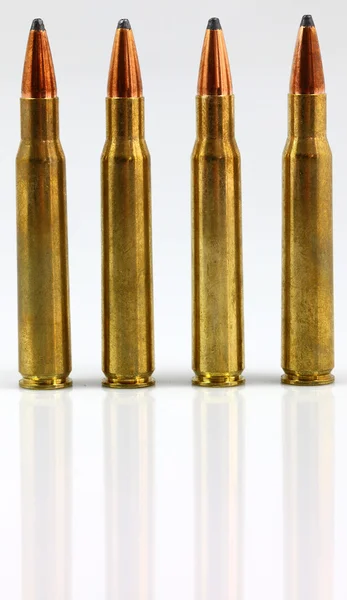 Beyaz zemin üzerinde tüfek fişekleri