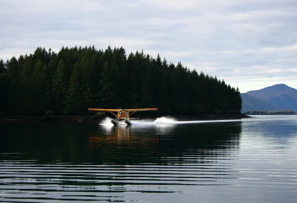 Wasserflugzeug landet in der Nähe der Insel Kodiak lizenzfreie Stockbilder
