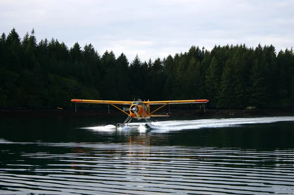 Wasserflugzeug landet in der Nähe der Insel Kodiak Stockfoto