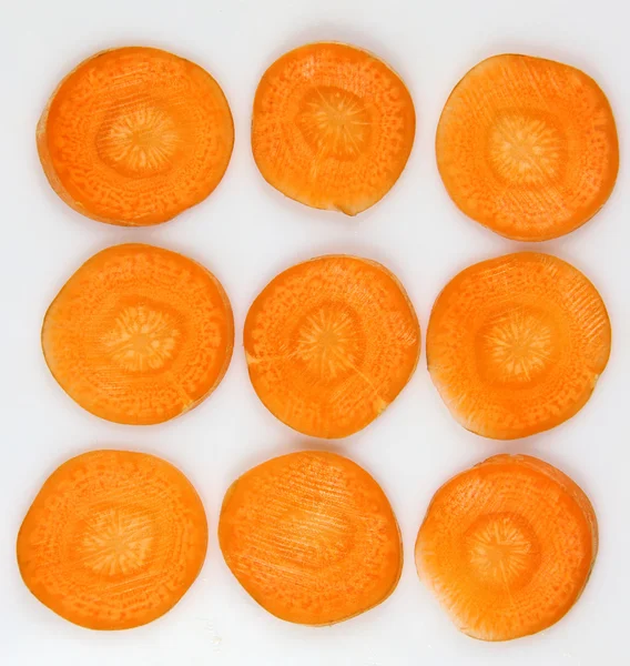 Beyaz arka planda taze havuç.