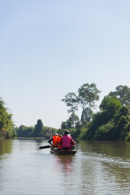 Udon Thani, Tayland kanalda üzerinde bir tekne turist yelken.
