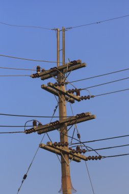 Mavi gökyüzü elektrik sonrası