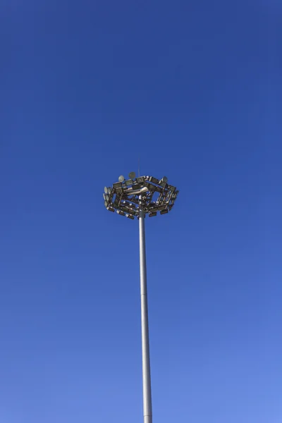 Pólo de iluminação com céu azul — Fotografia de Stock