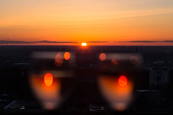 Två Glas Med Vitt Vin Solnedgången Bakgrund Kvällen Solen Återspeglas — Stockfoto