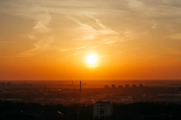 Schöner goldener Sonnenuntergang über der Stadt, Panoramablick — Stockfoto