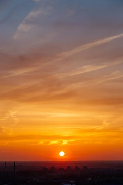 Schöner goldener Sonnenuntergang über der Stadt, Panoramablick — Stockfoto