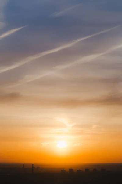 Hermoso Cielo Brillante Del Atardecer Del Verano Amarillo Naranja Azul — Foto de Stock