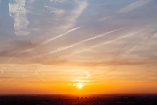 Schöner goldener Sonnenuntergang über der Stadt, Panoramablick — Stockfoto