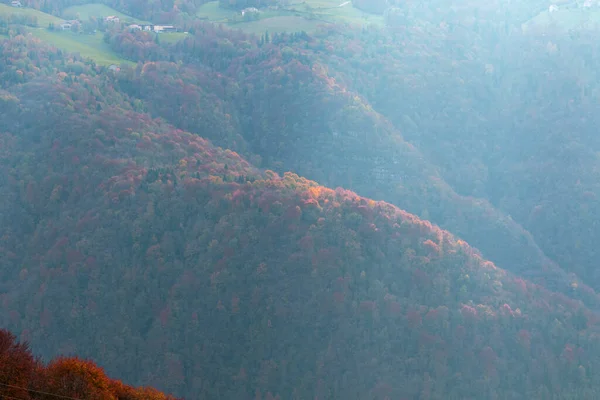 Górskie zbocze jesienią z pięknym słońcem — Zdjęcie stockowe