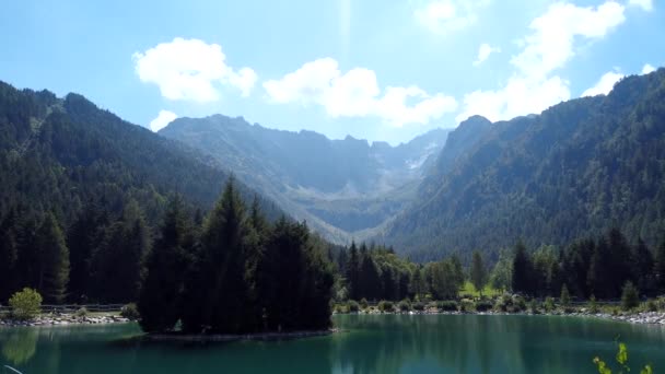 Oblačno na Alpách v letním období — Stock video