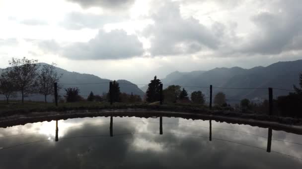 Uma lagoa em uma paisagem montanhosa, Alpes italianos em um dia nublado — Vídeo de Stock