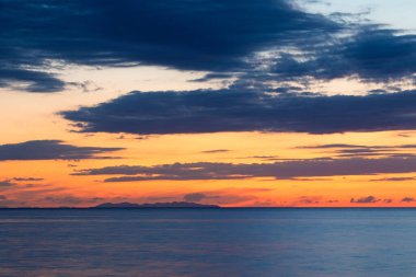 Akdeniz 'de yaz mevsiminde Capraia adasının arkasında gün batımı