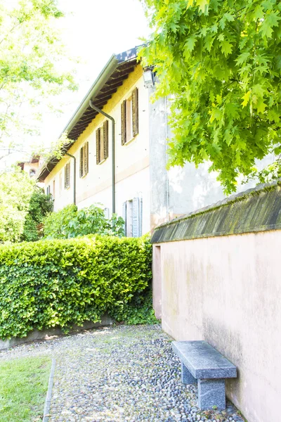 Bench in an old court — Stock Photo, Image