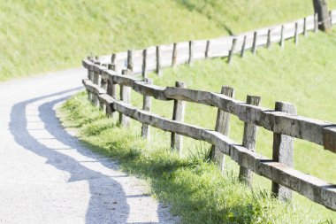 çit boyunca dağ iz