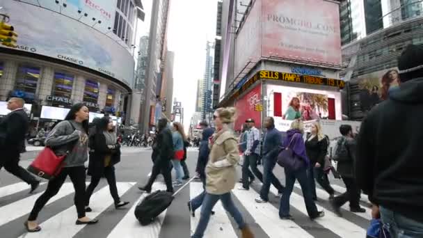 Resultado de imagem para multidões caminhando na cidade