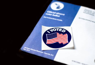 Coloma MI USA 21 Ekim 2020; Michigan Eyaleti 'nde oy vermeyen resmi bir oy pusulası 2020 ABD başkanlık seçimlerinde benim oy verdiğimi gösteren bir çıkartmayla gösterildi.