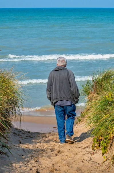 Een Oudere Man Loopt Een Zandpad Naar Het Prachtige Lake — Stockfoto