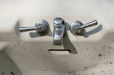 Eski kirli porselen küvetin bir yüzü var gibi görünüyor sıradan nesnelerde yüzler görme bilimine pareidolia deniyor. 
