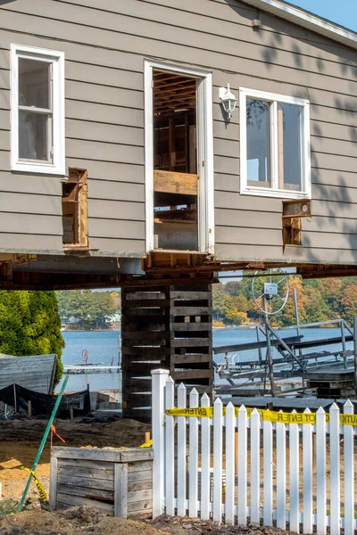 河畔的房子被建造起来 以防止水涨船高 造成水淹 — 图库照片