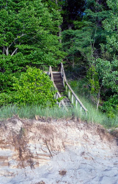 急な木製の階段の場合は 米国のミシガン湖のほとりの砂丘をカスケードダウン — ストック写真