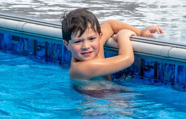 Niño Aprensivo Aferra Con Seguridad Borde Una Piscina Con Miedo —  Fotos de Stock