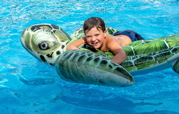 Jong Jongen Rijdt Een Opblaasbare Zeeschildpad Een Hete Zomers Dag — Stockfoto