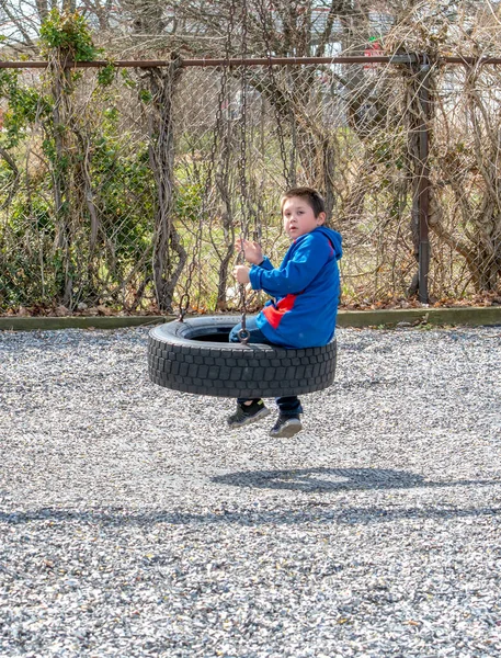 Glücklicher Kleiner Junge Sitzt Auf Einer Reifenschaukel — Stockfoto