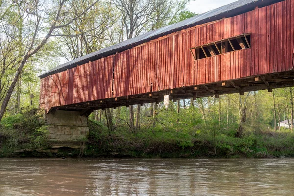 Gran Puente Rojo Madera Encuentra Sobre Río Sur Indiana —  Fotos de Stock
