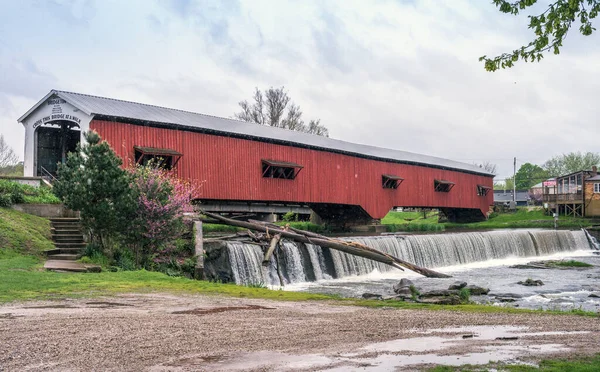 ブリッジトンインディアナUsa 5月2019 ブリッジトン屋根付きの橋は この風光明媚な北米の町の工場池や滝にまたがります — ストック写真