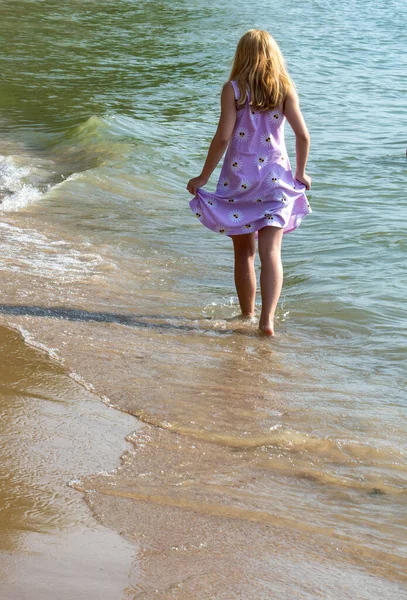 Dítě Kráčející Pláži Podél Pobřeží Jezera Michigan — Stock fotografie