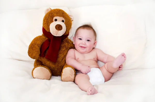 Sorridente Paffuto Bambino Ragazzo Siede Accanto Orsacchiotto Peluche — Foto Stock