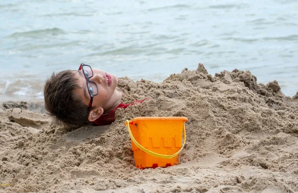 Menino Está Enterrado Areia Nas Margens Lago Michigan Eua — Fotografia de Stock