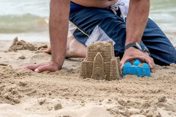 Papà Mostra Bambini Come Fare Castello Sabbia Perfetto Mentre Gioca — Foto Stock