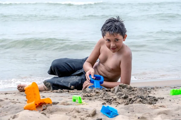 Bonito Seu Menino Está Cavando Areia Usando Moldes Para Criar — Fotografia de Stock