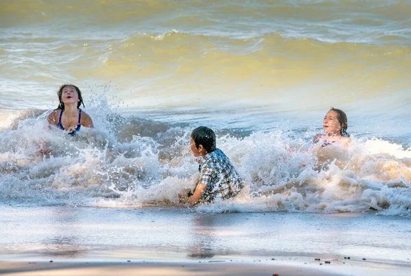 Onde Selvagge Riversano Gruppo Bambini Attivi Mentre Giocano Nel Lago — Foto Stock