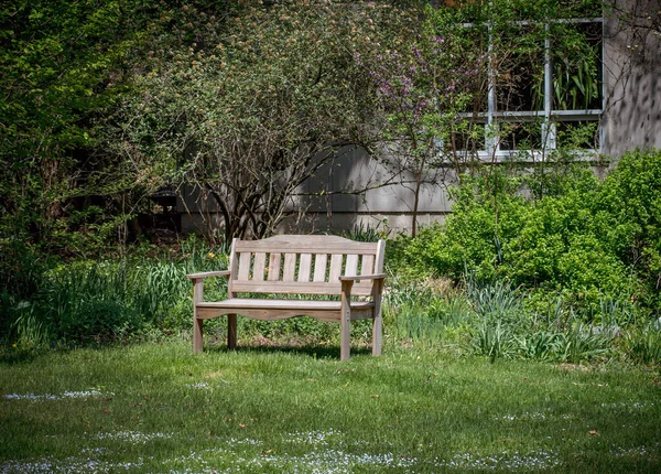 Весной Перед Старым Ржавым Домом Сидит Симпатичная Парковая Скамейка — стоковое фото
