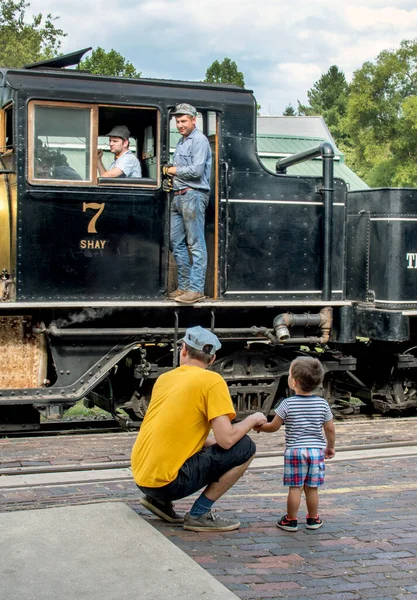 헤스턴 인디애나 Usa 2019 아버지가 과서서 역으로 들어오는 열차를 — 스톡 사진