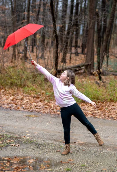 Νεαρό Κορίτσι Παλεύει Κρατήσει Μια Κόκκινη Ομπρέλα Μια Θυελλώδη Μέρα — Φωτογραφία Αρχείου