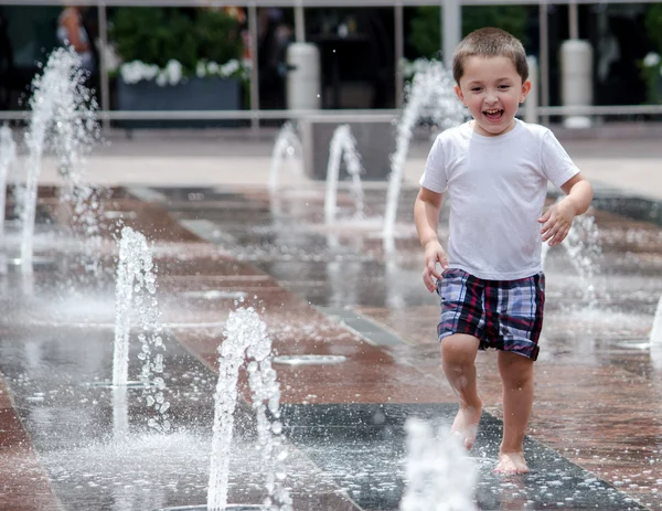 Menino feliz Brincando na água na Union Station — Fotografia de Stock