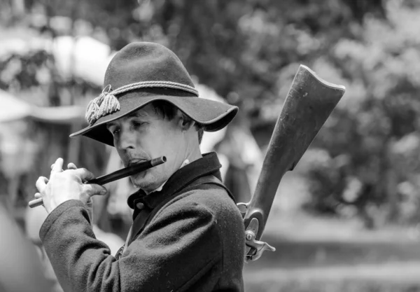 Homme de guerre civile avec flûte et pistolet — Photo